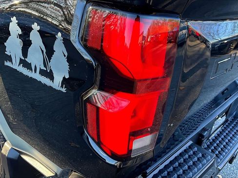 Used 2024 Chevrolet Colorado LT w/ LT Convenience Package III image 25