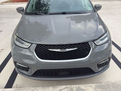 Used 2022 Chrysler Pacifica Touring-L FWD image 2