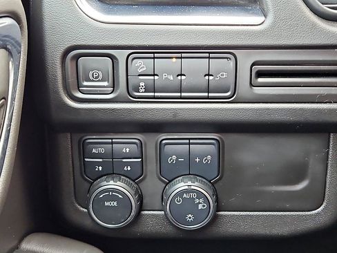 Used 2021 Chevrolet Suburban Z71 image 26