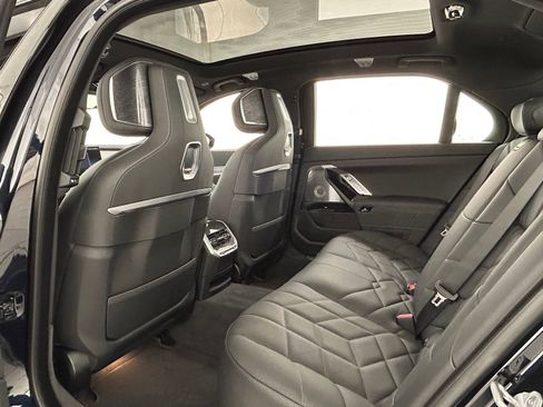 Used 2025 BMW 760i xDrive w/ Executive Package image 33