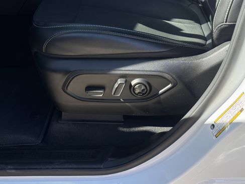 Used 2025 Jeep Grand Cherokee L Laredo image 18