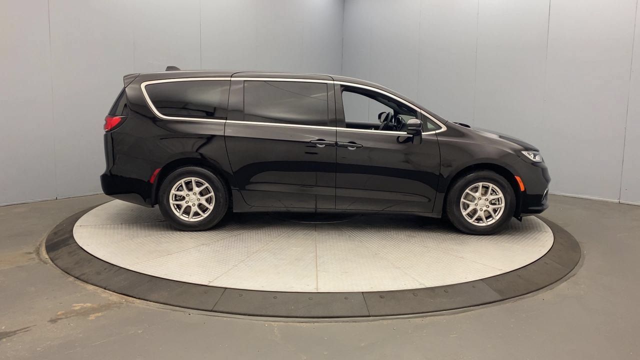 Used 2025 Chrysler Pacifica Select FWD image 6