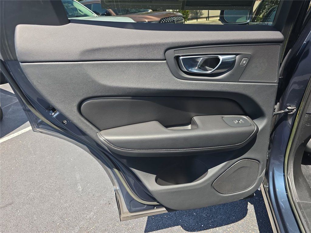 Used 2023 Volvo XC60 B5 Core w/ Climate Package FWD image 9