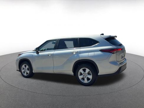 Used 2025 Toyota Highlander LE FWD image 10