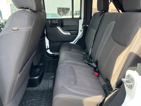 Used 2015 Jeep Wrangler Unlimited Rubicon w/ Connectivity Group image 15