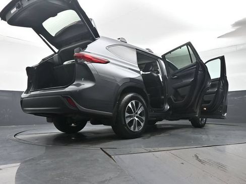 Used 2022 Toyota Highlander XLE AWD/4WD image 49