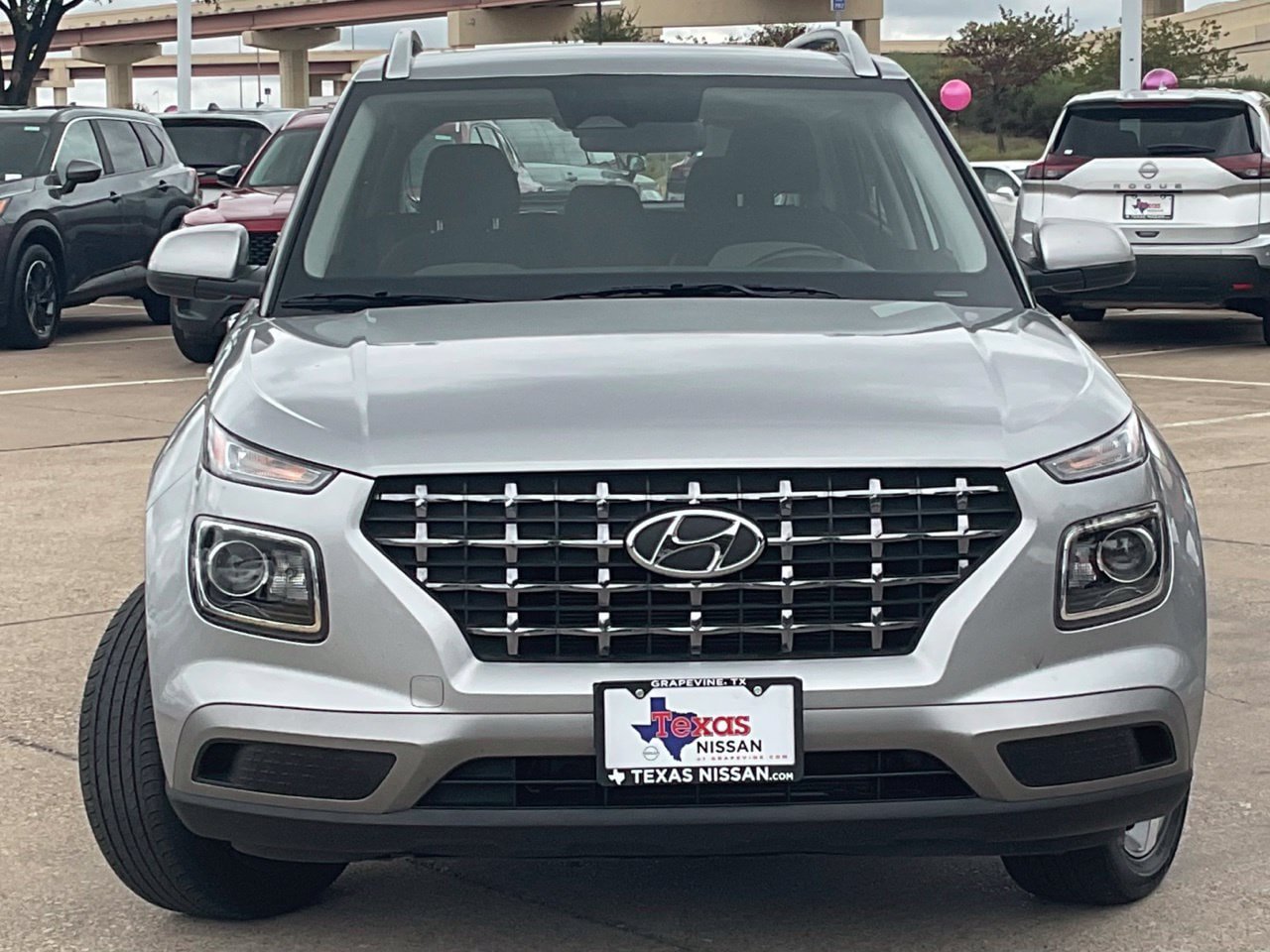 Used 2025 Hyundai Venue SEL FWD image 2