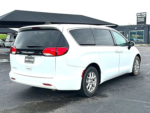Used 2022 Chrysler Voyager LX image 6