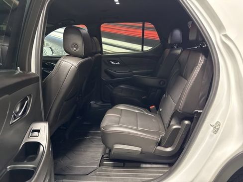 Used 2023 Chevrolet Traverse RS FWD image 14