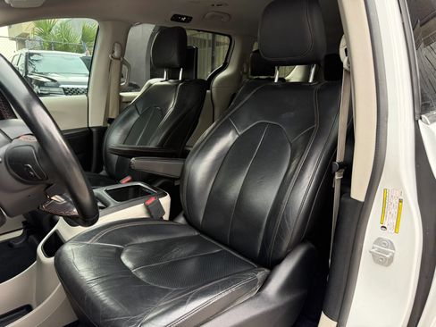 Used 2018 Chrysler Pacifica Touring-L Plus FWD image 12
