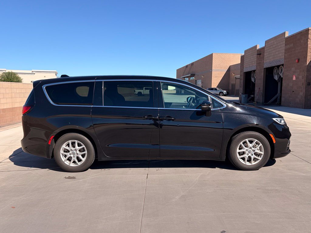 Certified 2025 Chrysler Pacifica Select FWD image 6