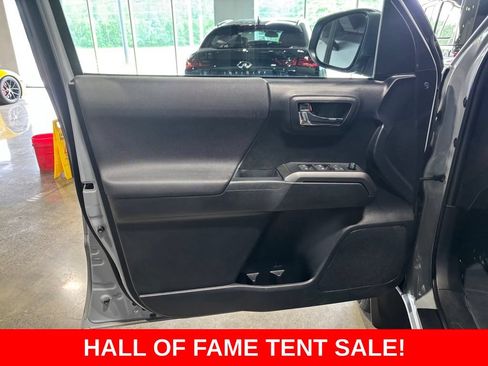 Used 2019 Toyota Tacoma TRD Sport w/ Technology Package AWD/4WD image 9