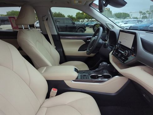 Used 2024 Toyota Highlander Limited image 26