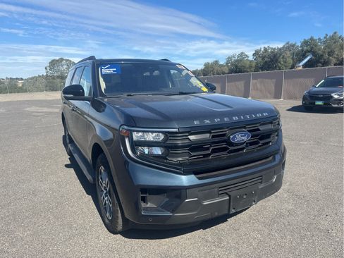 Certified 2025 Ford Expedition Active AWD/4WD image 3