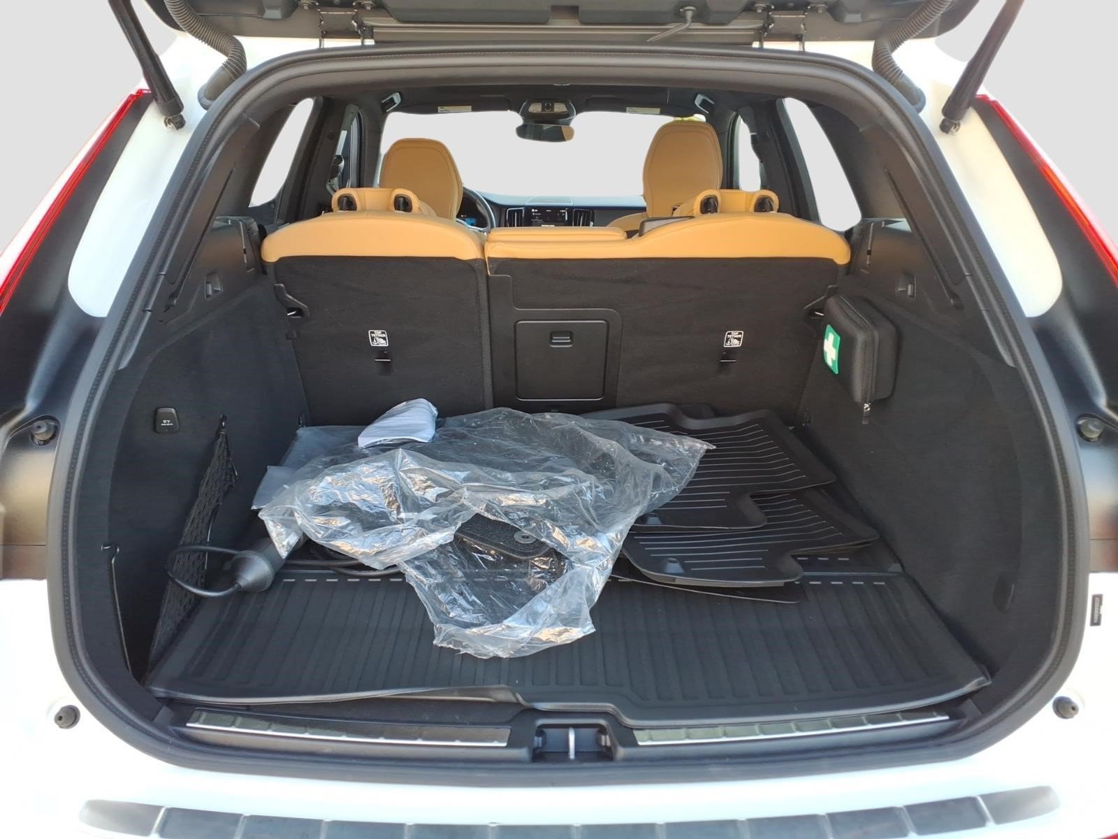 Used 2024 Volvo XC60 T8 Ultimate w/ Protection Package Premier AWD/4WD image 16