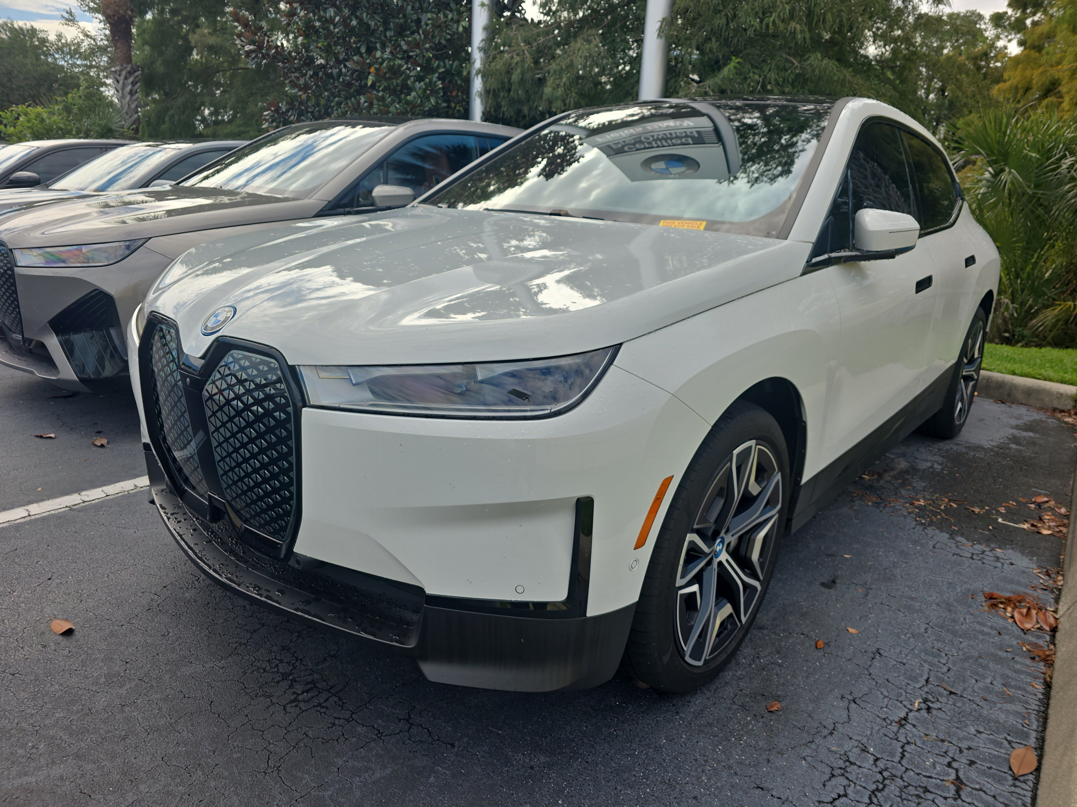Certified 2024 BMW iX xDrive50 w/ Luxury Package AWD/4WD image 3