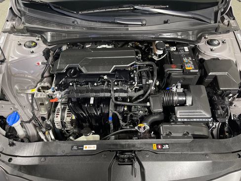 Certified 2024 Hyundai Elantra Limited FWD image 9