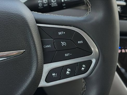 Used 2024 Chrysler Pacifica Touring-L FWD image 13