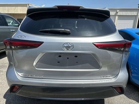 Used 2021 Toyota Highlander Limited FWD image 12