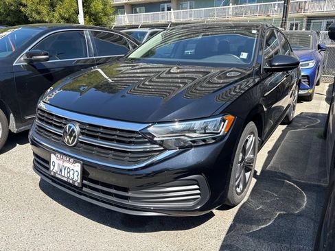 Used 2023 Volkswagen Jetta SE FWD image 2