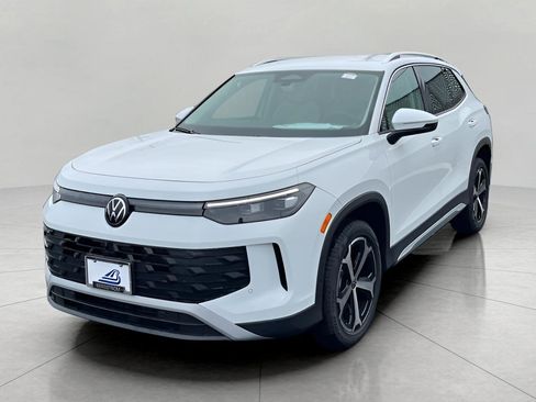 Used 2025 Volkswagen Tiguan SE image 3
