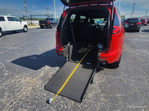 Used 2025 Chrysler Pacifica Select FWD image 11