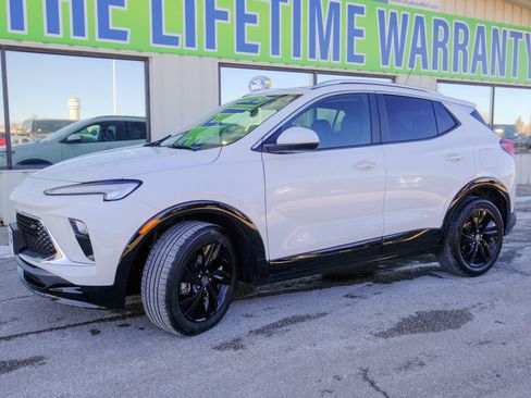 Used 2024 Buick Encore GX Sport Touring image 2