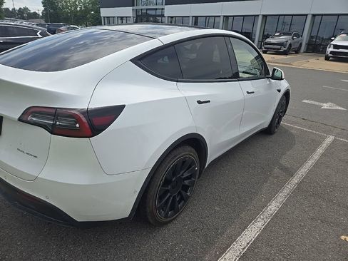 Used 2022 Tesla Model Y Long Range AWD/4WD image 3
