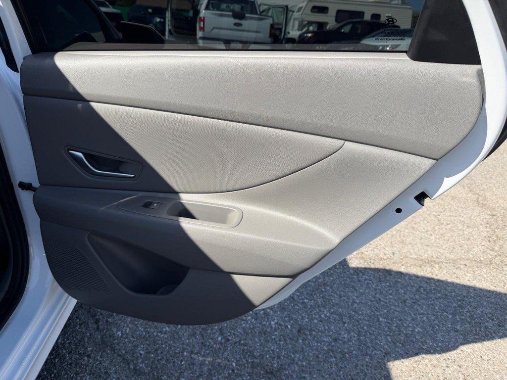 Used 2022 Hyundai Elantra SEL w/ Convenience Package FWD image 37