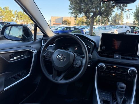 Used 2025 Toyota RAV4 XLE image 31