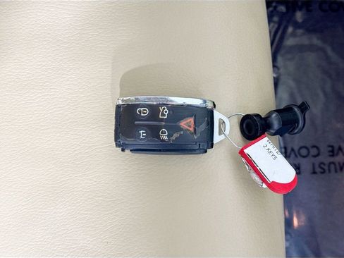 Used 2012 Jaguar XF image 38