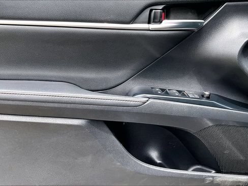 Used 2020 Toyota Camry XLE w/ Sunroof Package FWD image 22
