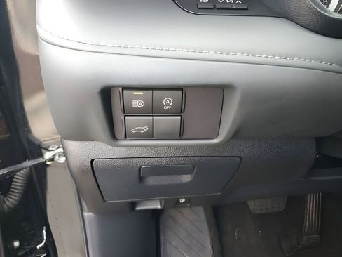 Used 2025 Toyota Highlander LE FWD image 33