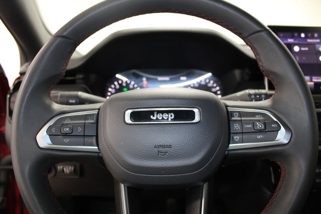 Used 2025 Jeep Compass Trailhawk AWD/4WD image 42