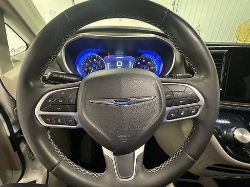 Used 2022 Chrysler Pacifica Touring-L FWD image 40