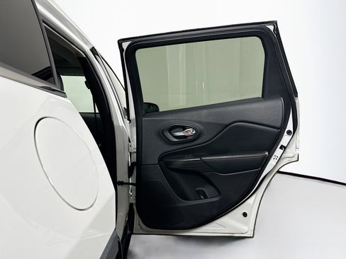 Used 2016 Jeep Cherokee Limited w/ Technology Group image 31