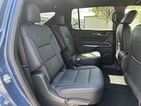 Used 2025 Chevrolet Traverse LT FWD image 18