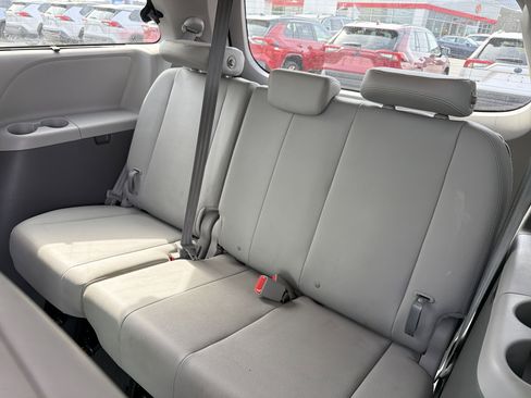Used 2019 Toyota Sienna XLE Premium AWD/4WD image 32