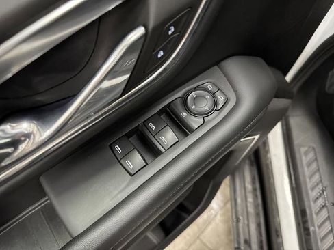 Used 2024 GMC Yukon XL SLE image 25