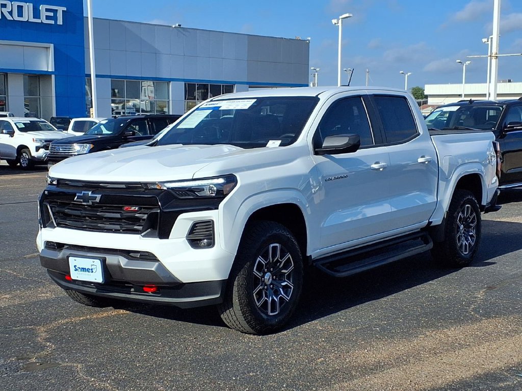 Used 2025 Chevrolet Colorado Z71 AWD/4WD image 3