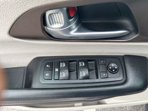 Used 2018 Chrysler Pacifica Touring-L Plus FWD image 22
