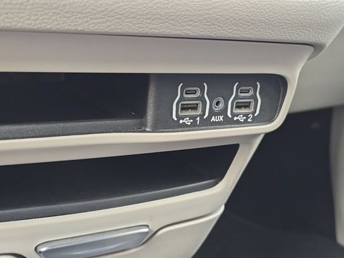 Used 2024 Chrysler Pacifica Touring-L FWD image 34