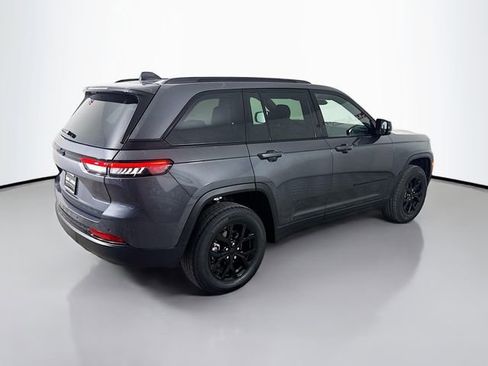 Used 2024 Jeep Grand Cherokee Altitude image 7