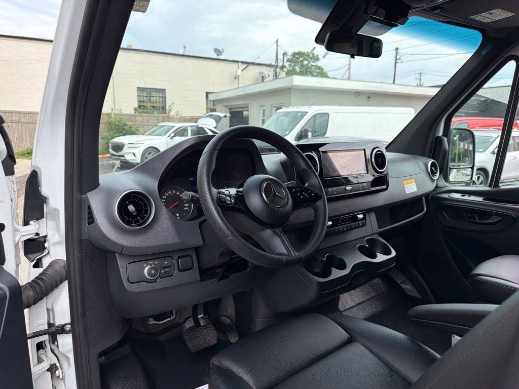 Used 2025 Mercedes-Benz Sprinter 2500 image 32