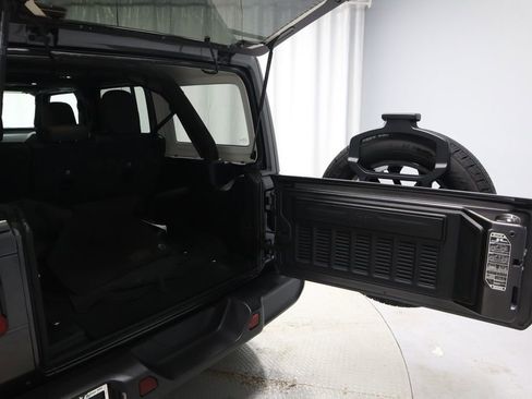 Used 2025 Jeep Wrangler Unlimited Sahara image 16