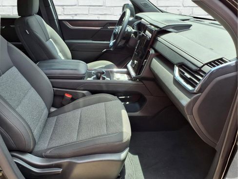Used 2025 GMC Acadia Elevation FWD image 6