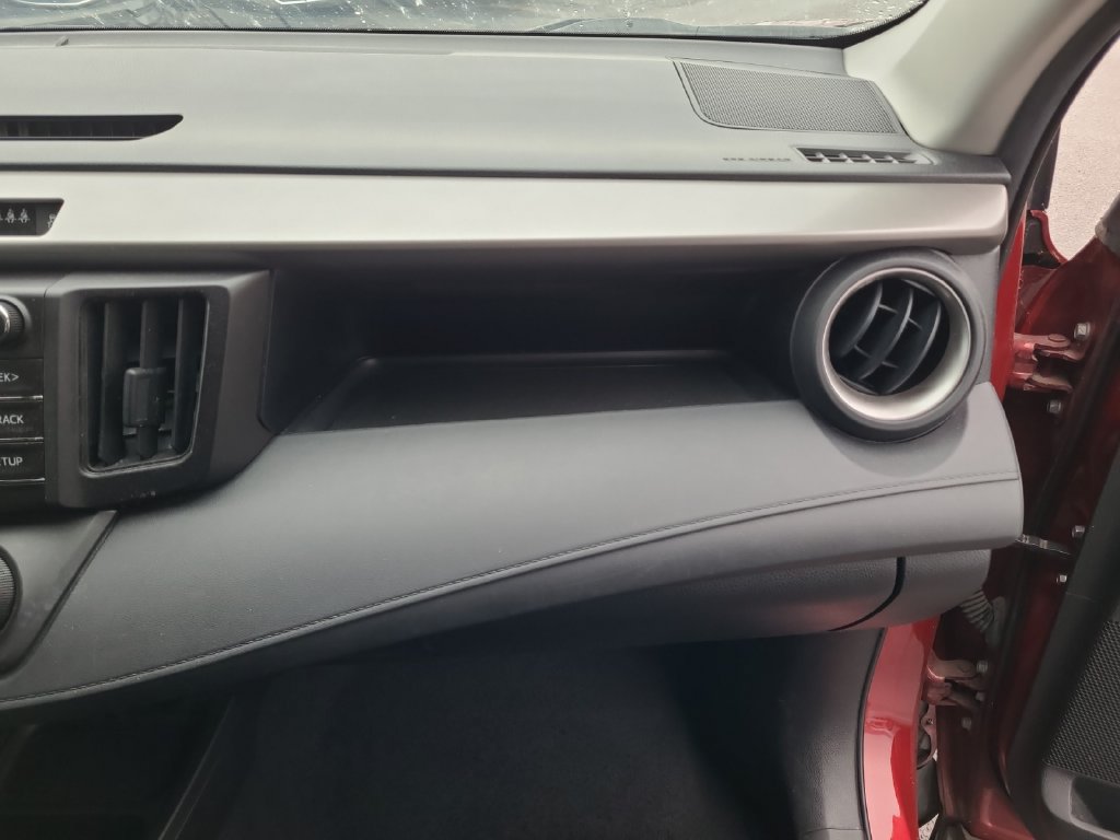 Used 2018 Toyota RAV4 LE AWD/4WD image 16