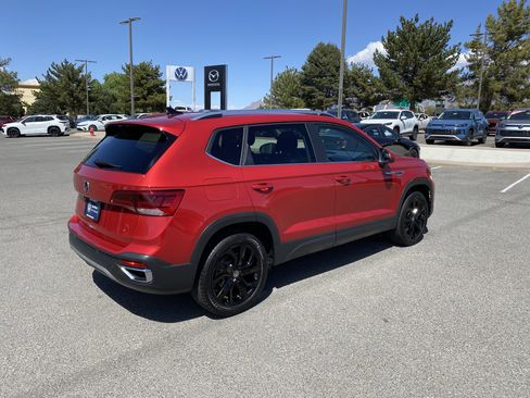 Certified 2024 Volkswagen Taos SE w/ Panoramic Sunroof Package FWD image 51