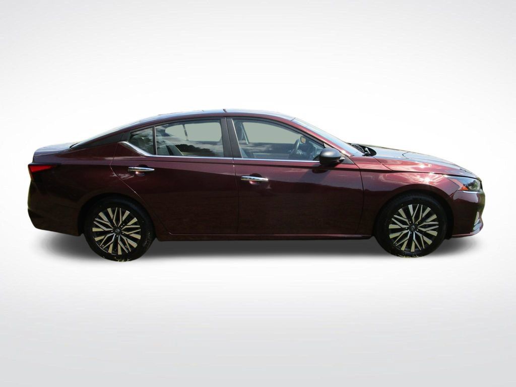 Used 2025 Nissan Altima 2.5 SV FWD image 8