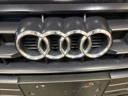Used 2020 Audi Q5 e Premium Plus w/ Premium Plus Package AWD/4WD image 22